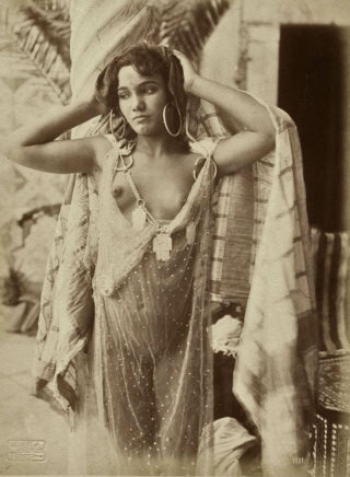 lehnert_et_landrock_-_jeune_femme_a_la_tunique_transparente_afrique_du_nord_circa_1910